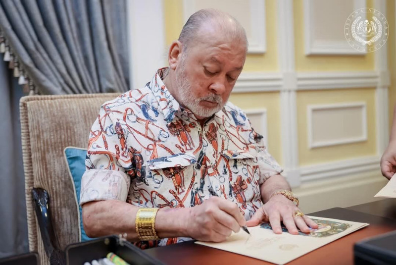 King chooses traditional Raya cards despite technological advancements