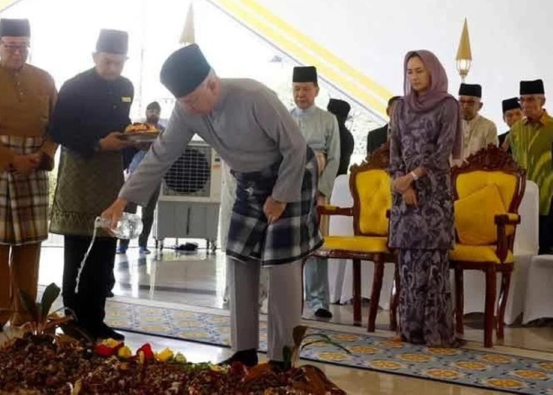 Sultan of Perak pays respects at Tun Abdullah’s at National Heroes Mausoleum