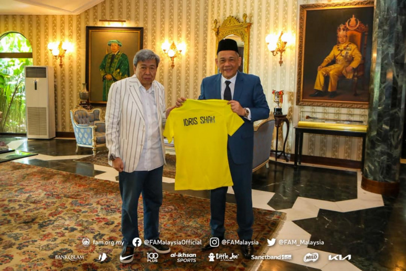 Selangor sultan discusses local football issues with FAM president