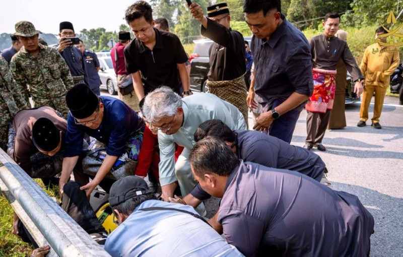 Pahang Sultan stops convoy to aid seriously injured crash victims in Sarawak