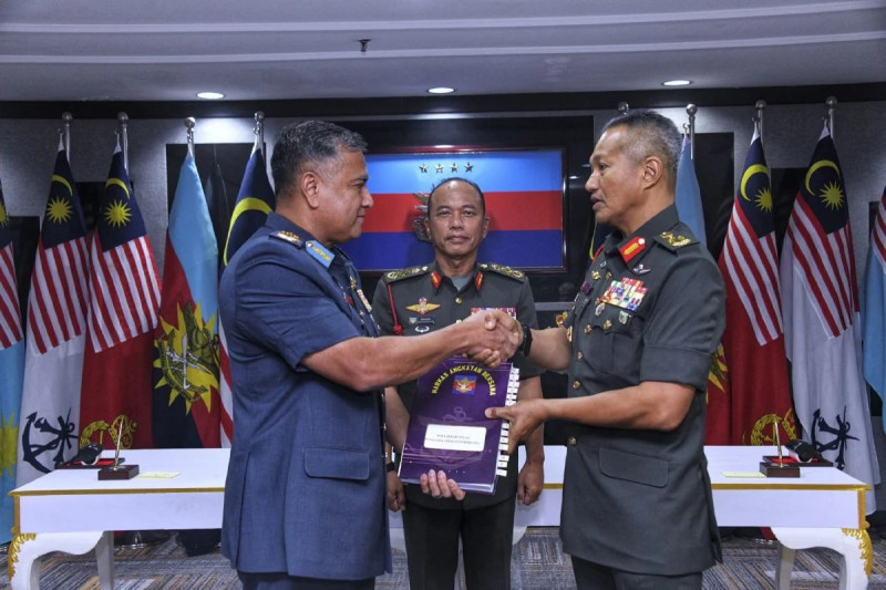 Tengku Muhammad Fauzi assumes command of Malaysian Joint Forces as Zahani moves to MiDAS