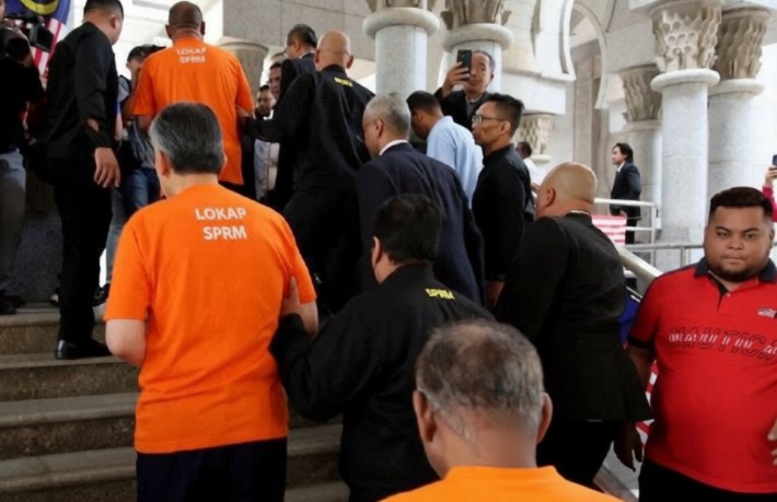 Former Tabung Haji chairman, treasury chief released as MACC probe continues
