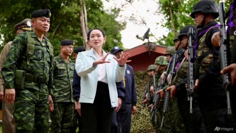 Thai PM meets army commander in attempt to defuse political crisis