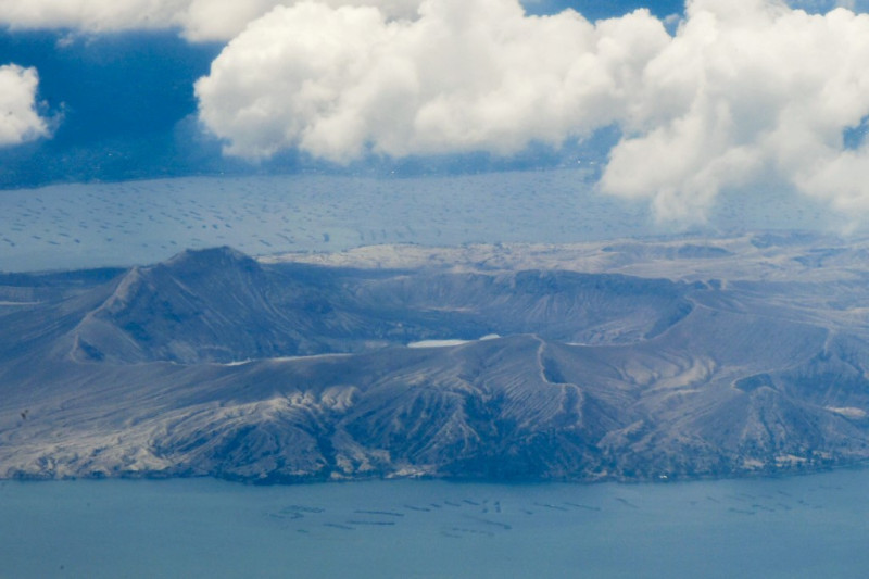 Thousands flee after Philippine volcano erupts