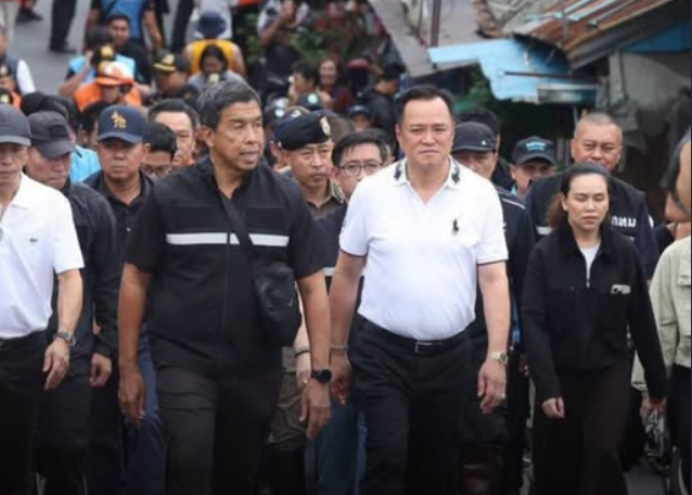 “Why did you come here?” — Thai PM confronted by flood victim