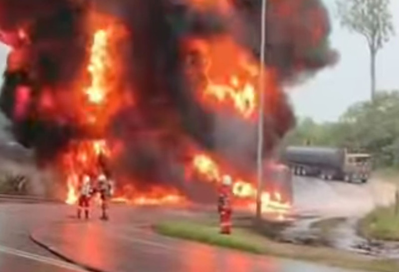Mother and son feared dead after diesel tanker collides with car in Temerloh (video)