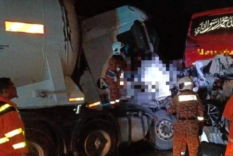Four killed, four injured in 11-vehicle Pahang highway crash