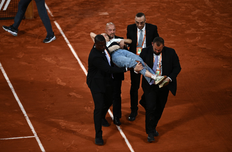 Protester interrupts French Open semi-final by tying herself to net