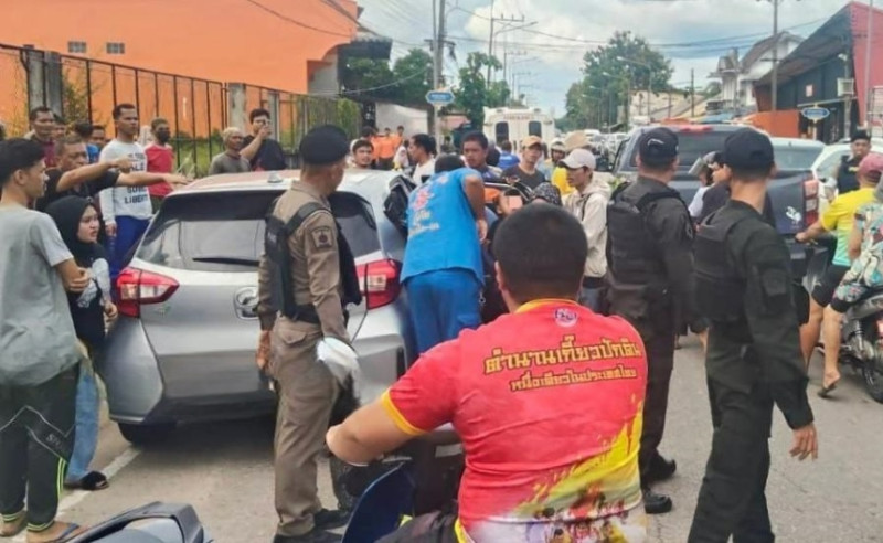 Thai police rescue Malaysian child accidentally locked in car in Sungai Golok