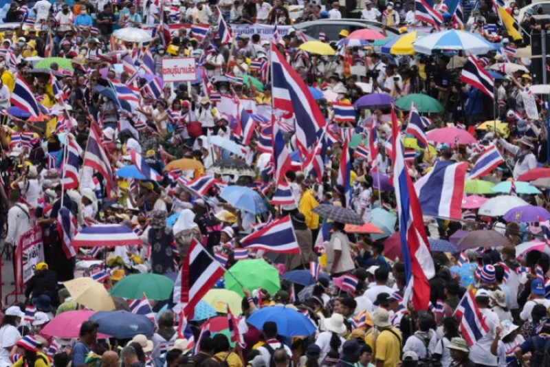 Thai protesters call for Prime Minister Paetongtarn's resignation