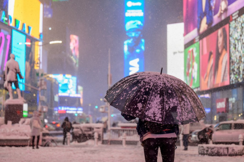 Thousands of flights cancelled as Eastern US braces for winter storm