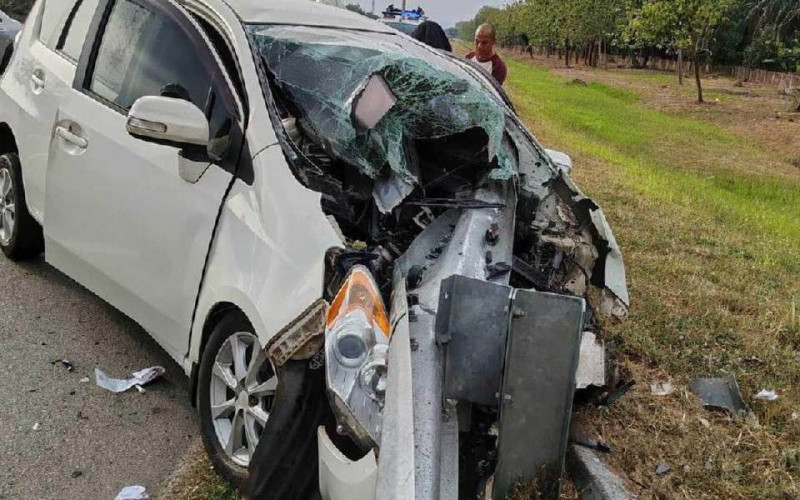 Father killed, eight-year-old daughter seriously injured in Tangkak highway crash
