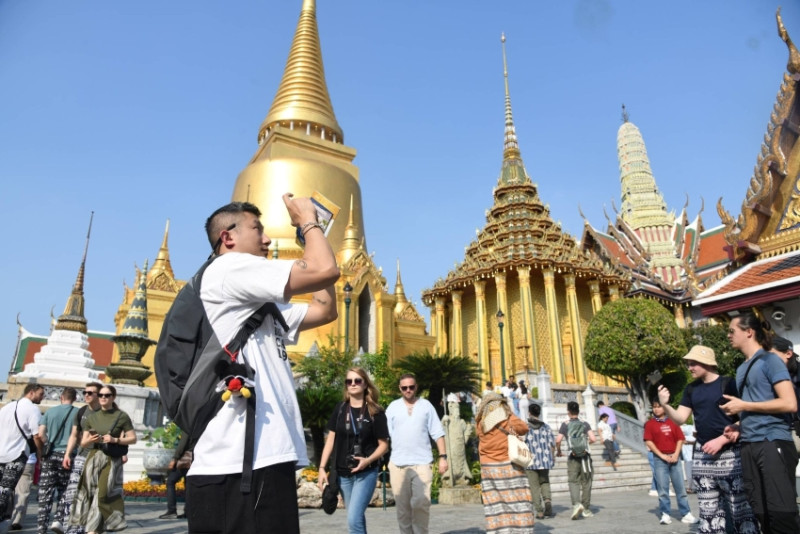 Foreign tourists enthralled by Thai culture during Wesak Day celebrations