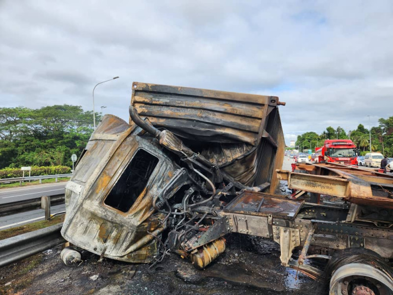 Trailer bursts into flames after crashing on PLUS expressway