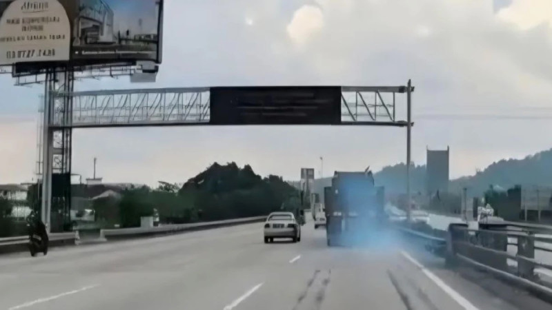 Police probe viral highway incident involving 22-wheel lorry in Sungai Buloh