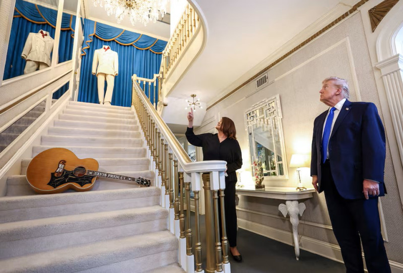 Trump tours Graceland, pays tribute to Elvis Presley during Memphis visit