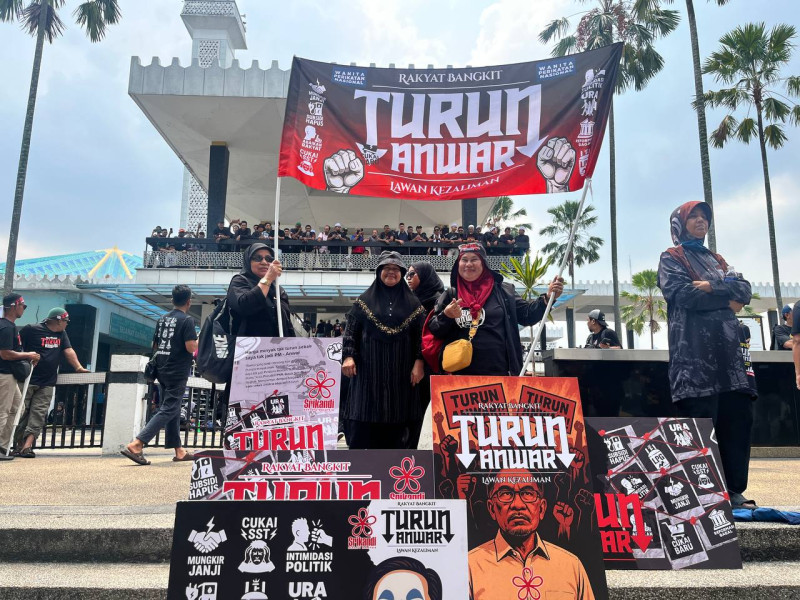 ‘Turun Anwar’ rally proceeds peacefully as thousands march to Dataran Merdeka