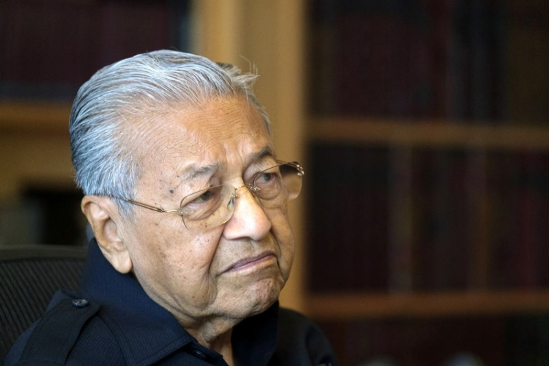 Govt drops legal action against Mahathir over Batu Puteh due to age
