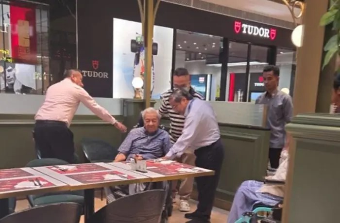Tun Mahathir makes first public appearance since hospitalisation, seen at Damansara Café