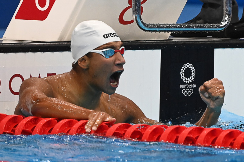 Ahmed Hafnaoui stuns the field after winning the 400m freestyle gold