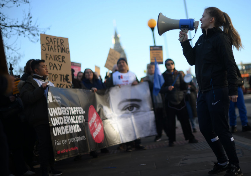 Hundreds of thousands strike in UK over pay