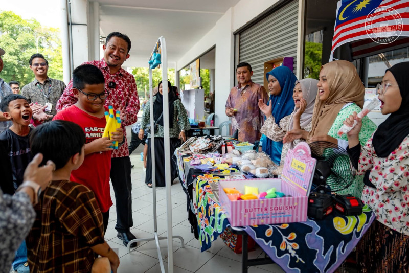 ‘Uncle Anwar’ sends representative to children’s entrepreneurs day in Subang Jaya