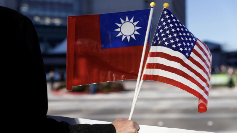 US governor visits Taiwan after China drills