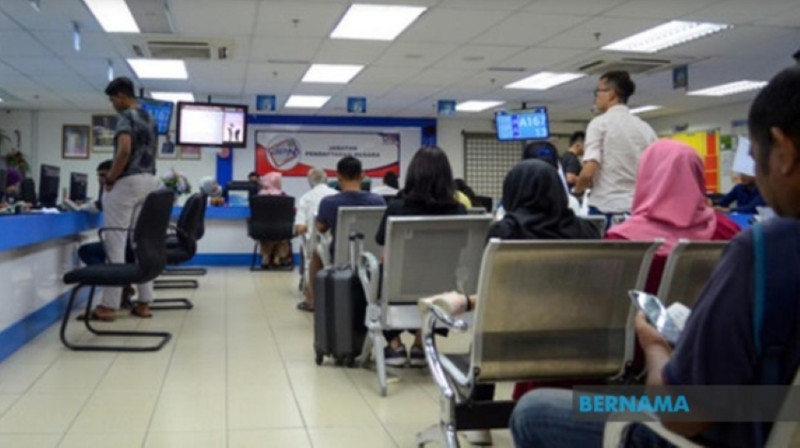 Crowds flock to Urban Transformation Centre for MyKad renewals amid govt reminder