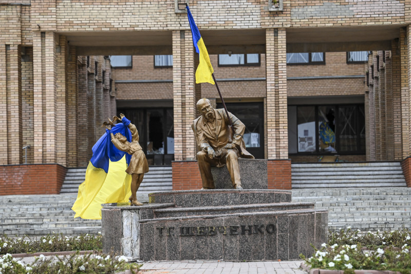 Ukraine reclaims swathes of territory in shock offensive to oust Russia