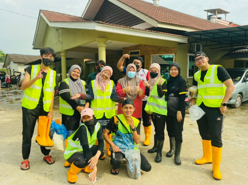 Flood relief: students volunteer in droves as frustration towards govt grows
