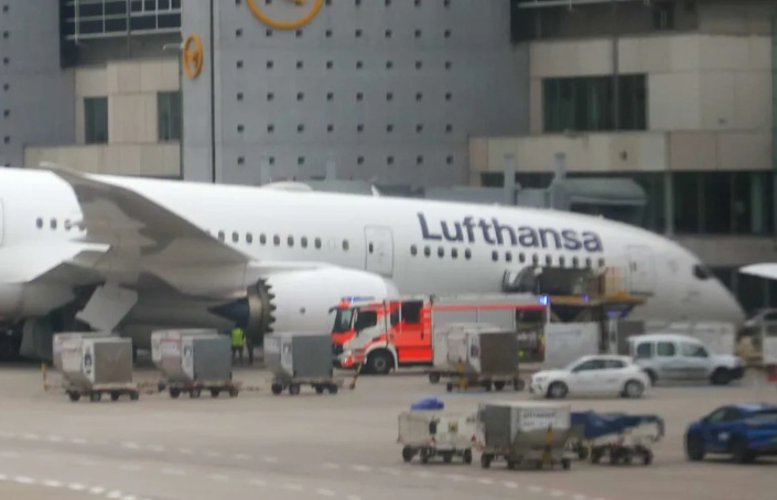 Lufthansa employees injured after Boeing 787’s nose landing gear collapses at Frankfurt airport (video)