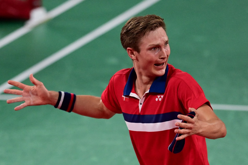 Denmark's Axelsen beats reigning champ for badminton gold 