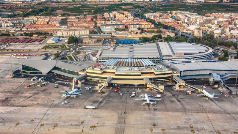 Valencia Airport in Madrid briefly shut as lightning hits runway