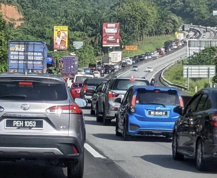 Stalled trailer causes 20km-long traffic jam at North-South Expressway