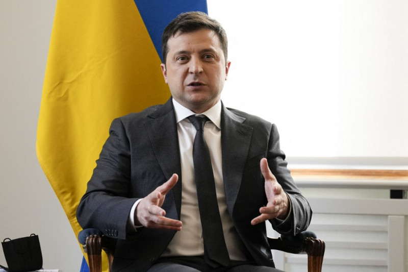 Zelenskyy condemns Nato for ruling out Ukraine no-fly zone