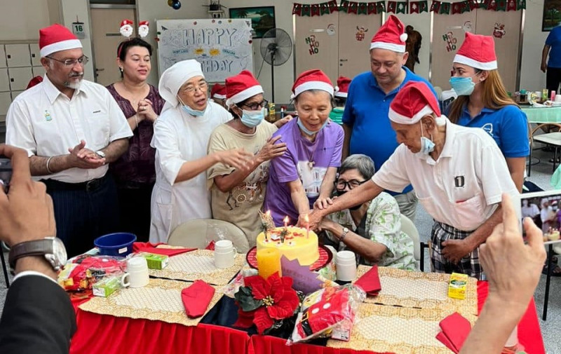 Residents of Catholic home surmount loneliness, old age with poignant Christmas celebration