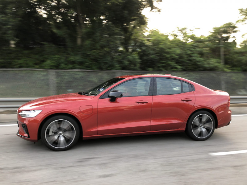 Test driving the Volvo S60 T8 R-Design - Daniel Fernandez