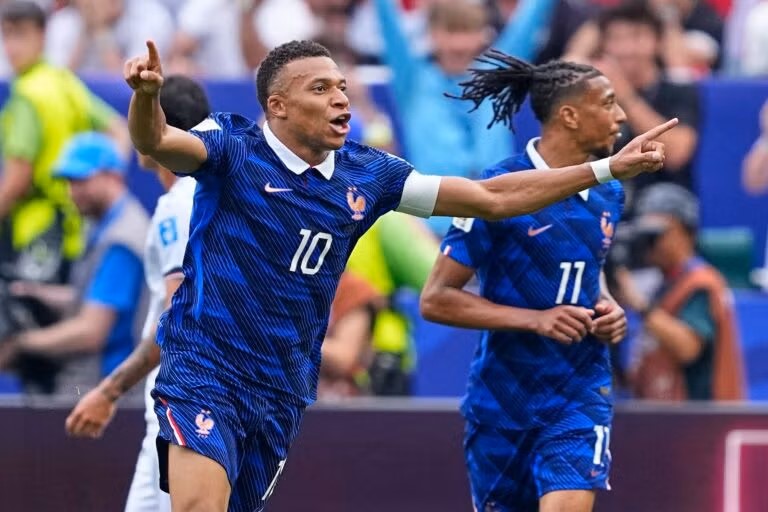 Mbappe leads France to win over Iraq in lightning-delayed World Cup game