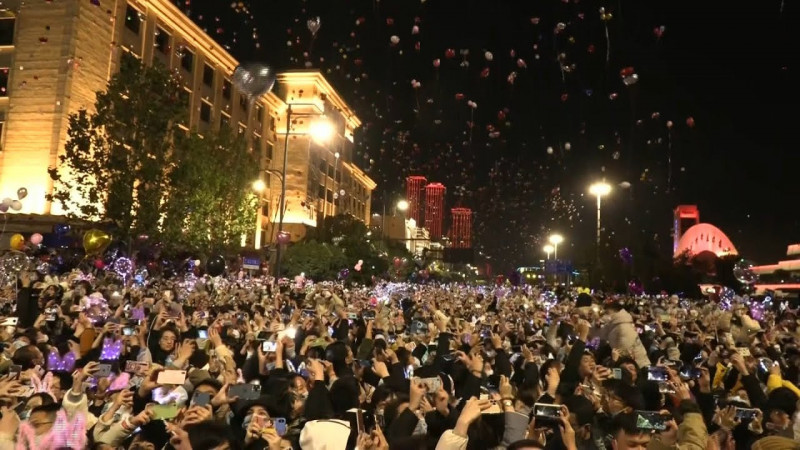 Crowds throng Wuhan, where pandemic began, to celebrate New Year