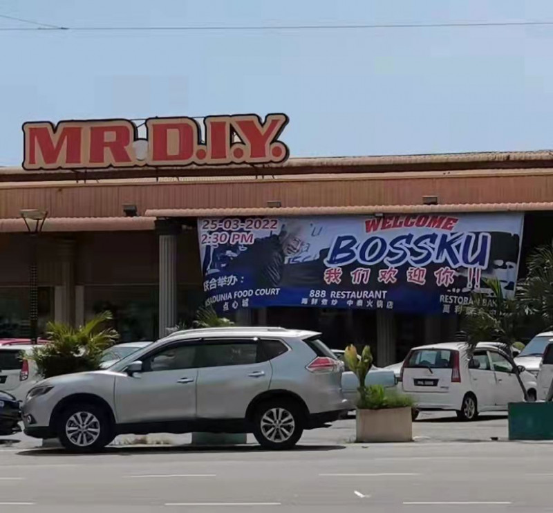 ‘Bossku’ banners welcome Najib as he sets foot in Penang