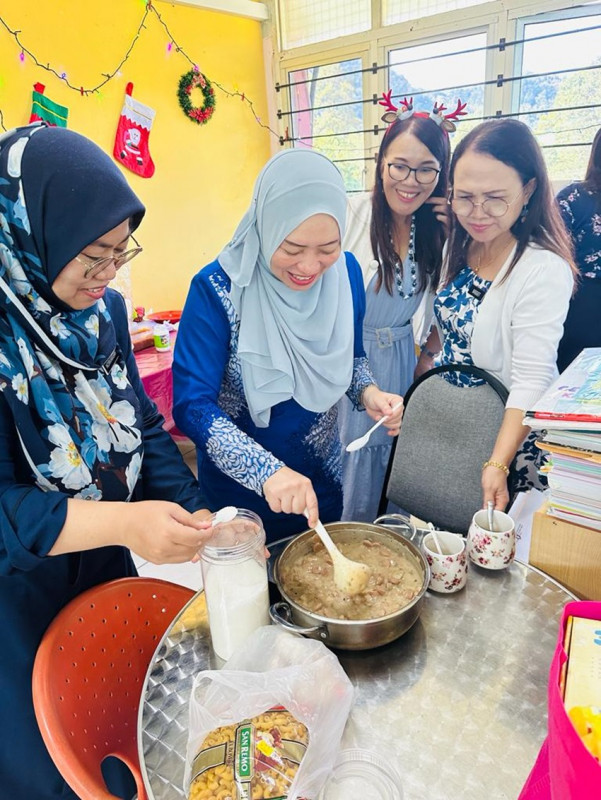 Teachers, students of all races, religions gather for Christmas potluck in Sarawak school
