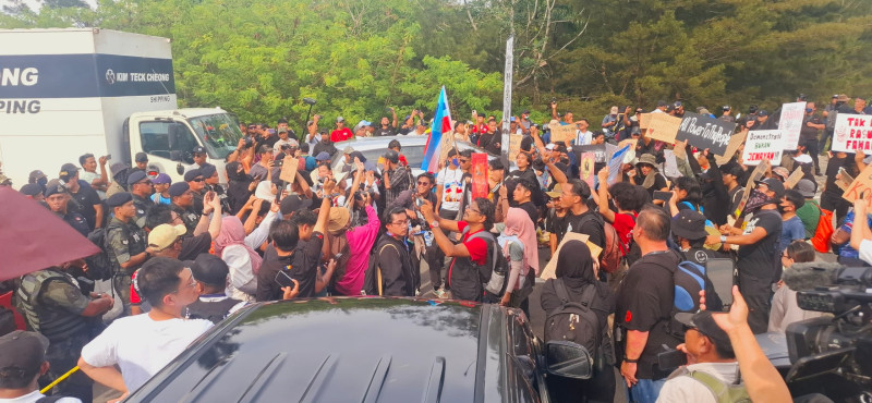 Rally-goers defy police orders, cause major traffic disruptions