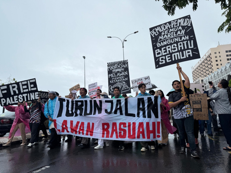 Sabah students stage overnight sit-in after rain-soaked march
