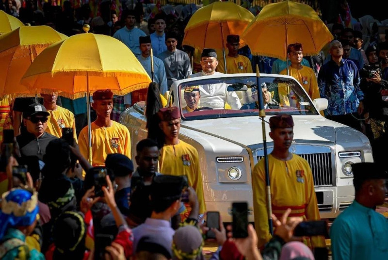 Selangor Crown Prince weds in royal ceremony marked by public celebration