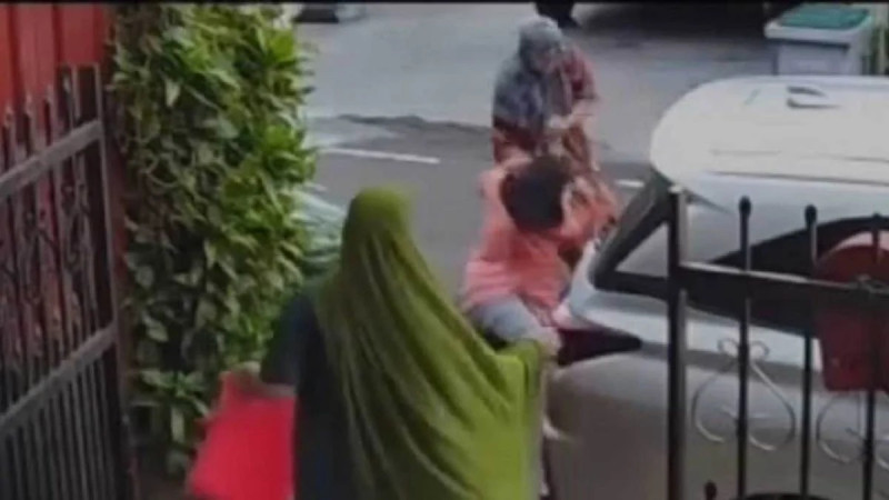 Brawl breaks out among five women using  house utensils in Tangkak housing estate