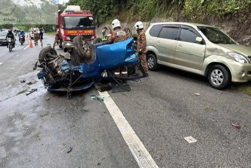 Woman dies and two injured in car overturn on KL-Karak Highway