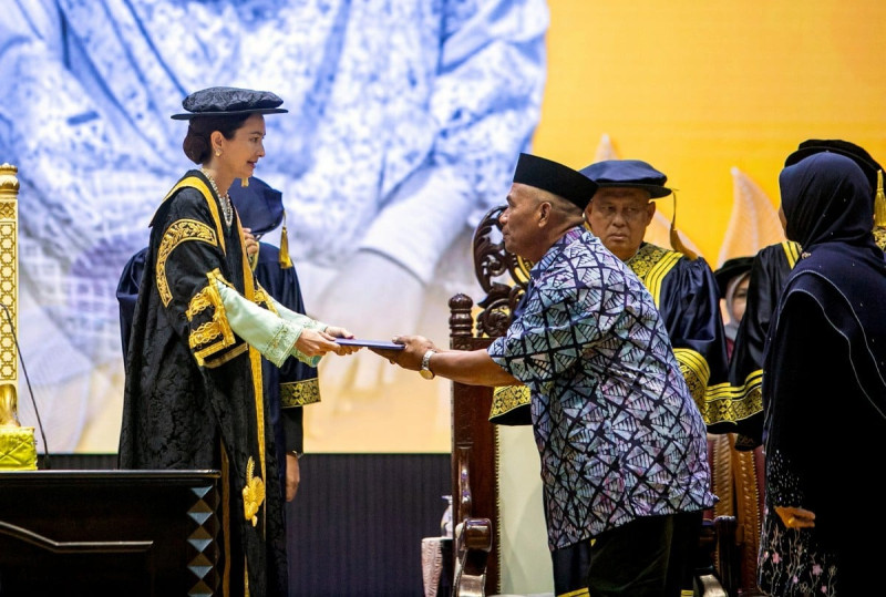 Parents receive degrees on behalf of UPSI students lost in tragic bus accident
