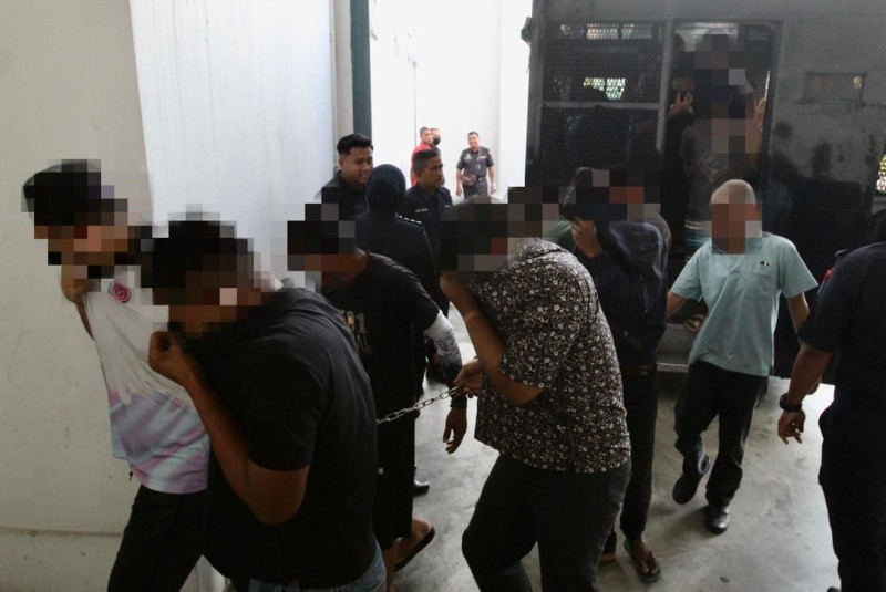 Thirteen detained over illegal gathering outside Kelantan Palace