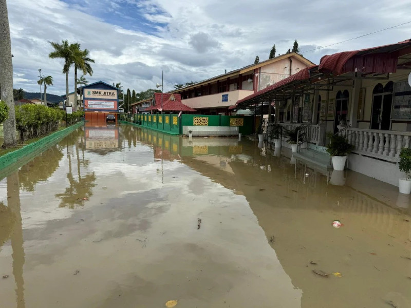 Flash flood forces SPM candidates in Jitra to relocate mid-examination