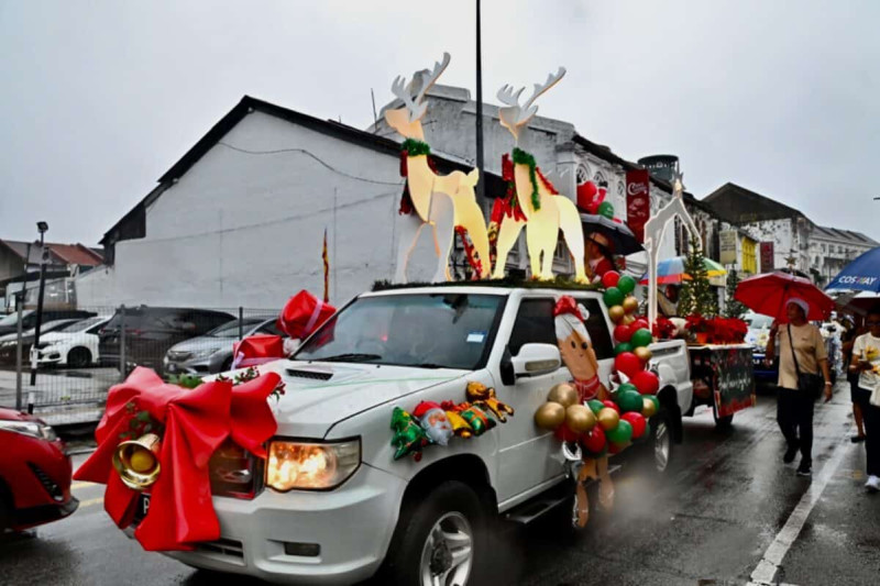 Hundreds brave the rain for Penang Christmas celebration
